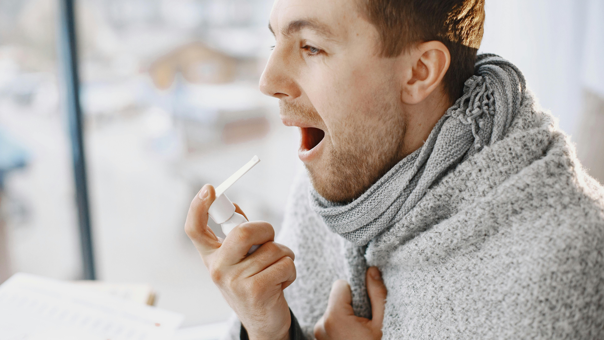 嚴重恐成肺炎！「喉嚨全佈滿白色膿包」！醫：新冠併發急性喉炎　