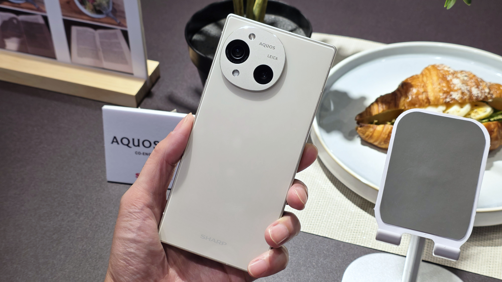 夏普輕旗艦 SHARP AQUOS R10、入門機 AQUOS wish5 在台發表，上市通路與資費方案資訊一次看