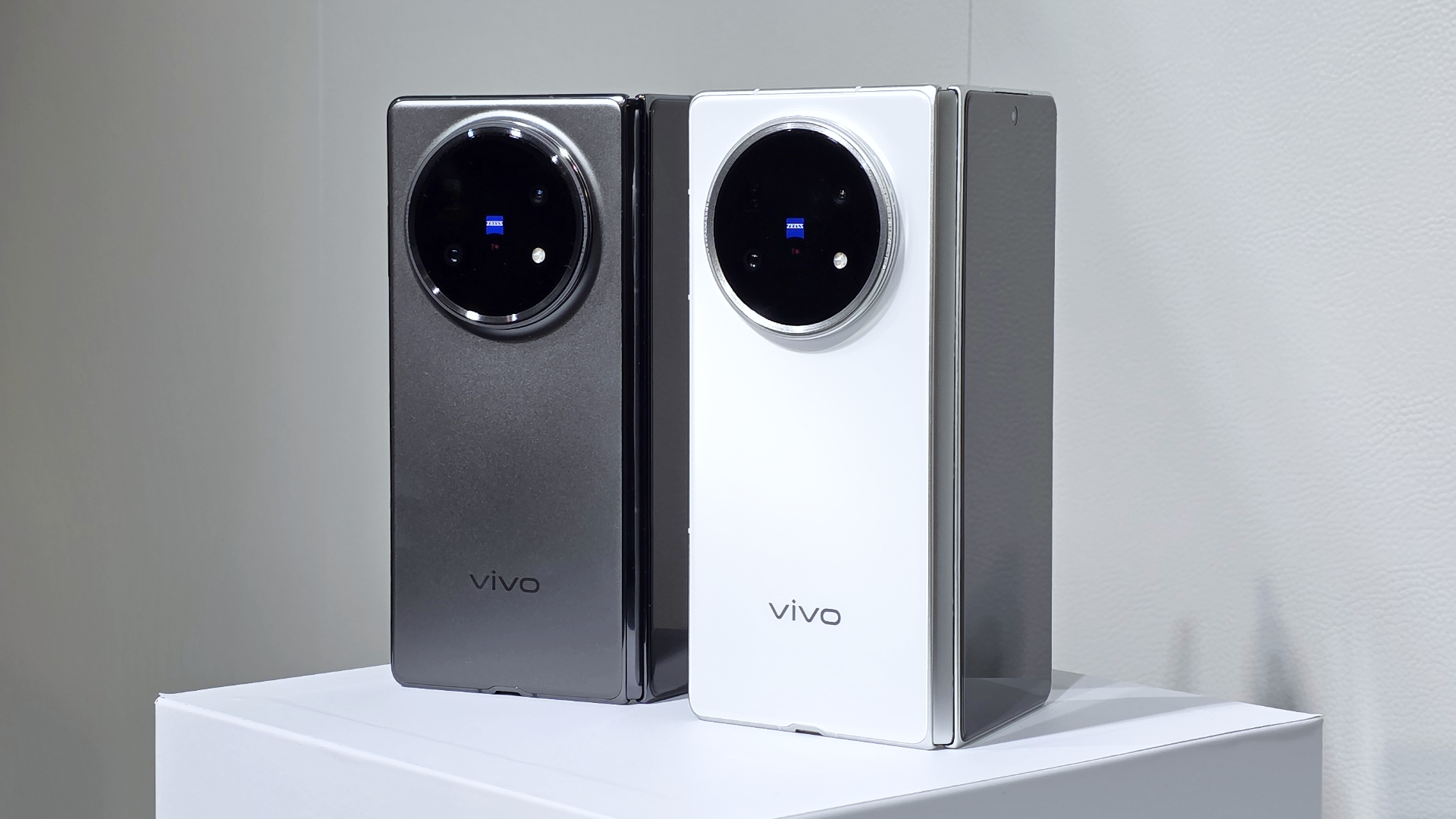 vivo X Fold5 摺疊旗艦預登送螢幕意外保固 12 個月！217g 輕巧機身、蔡司三鏡頭、6,000mAh 電量全到位