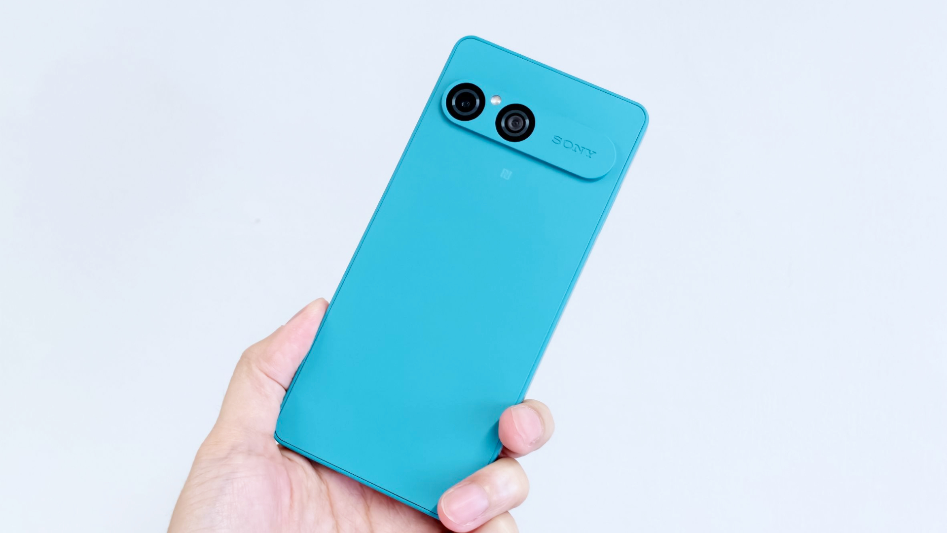 羽量級中階新星！Sony Xperia 10 VII 開箱動手玩：雙鏡頭新設計、輕巧潮機新選擇