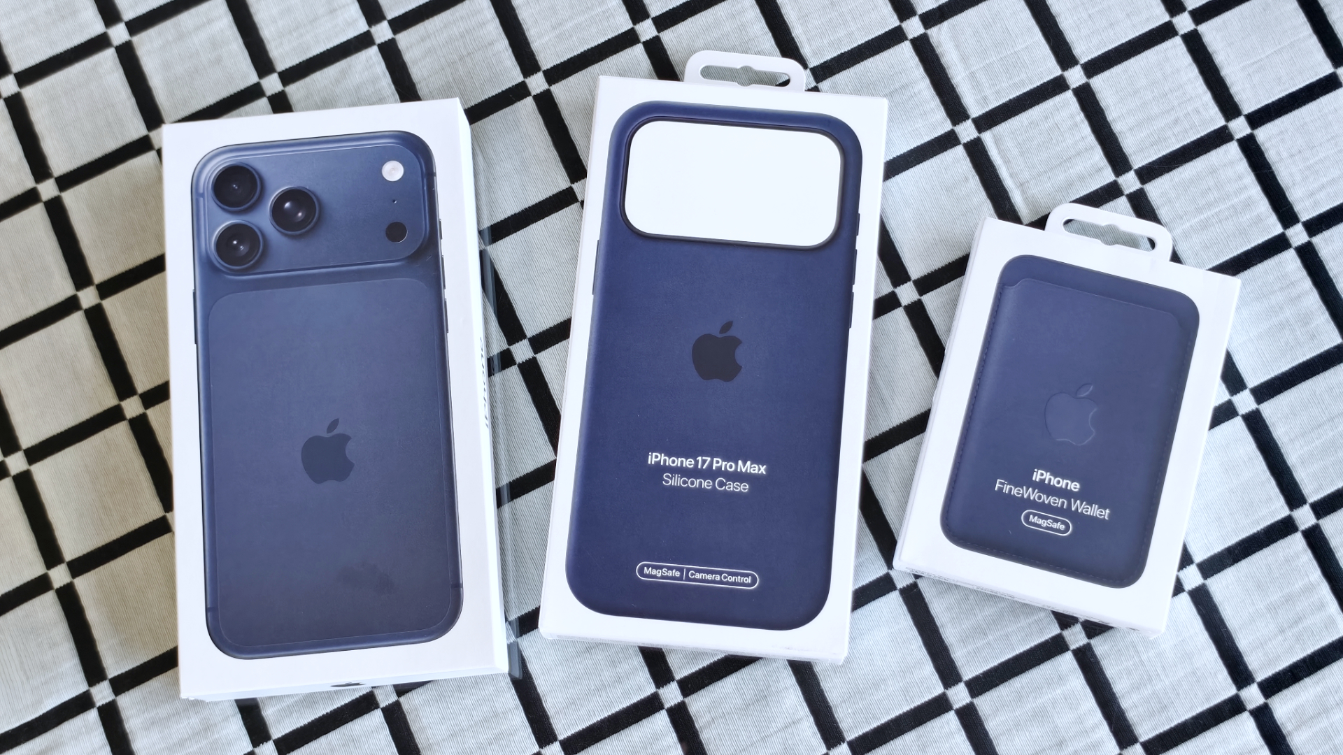 外觀引爭議、硬體真實力！Apple iPhone 17 Pro Max 藏藍配色開箱實測
