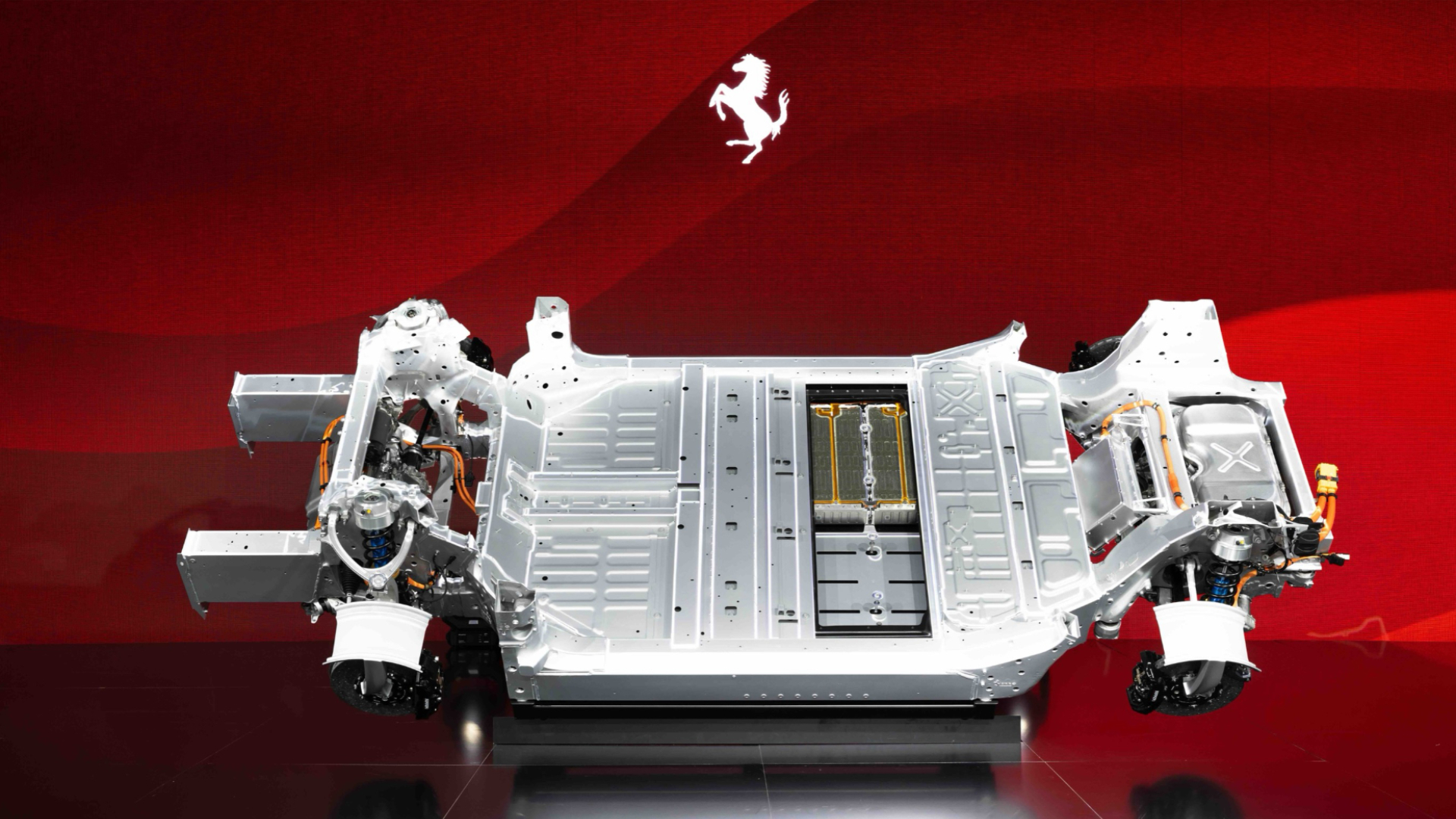 880V、雙軸四馬達、超過 1,000 匹馬力！Ferrari 預告品牌首款純電動跑車將於 2026 年亮相