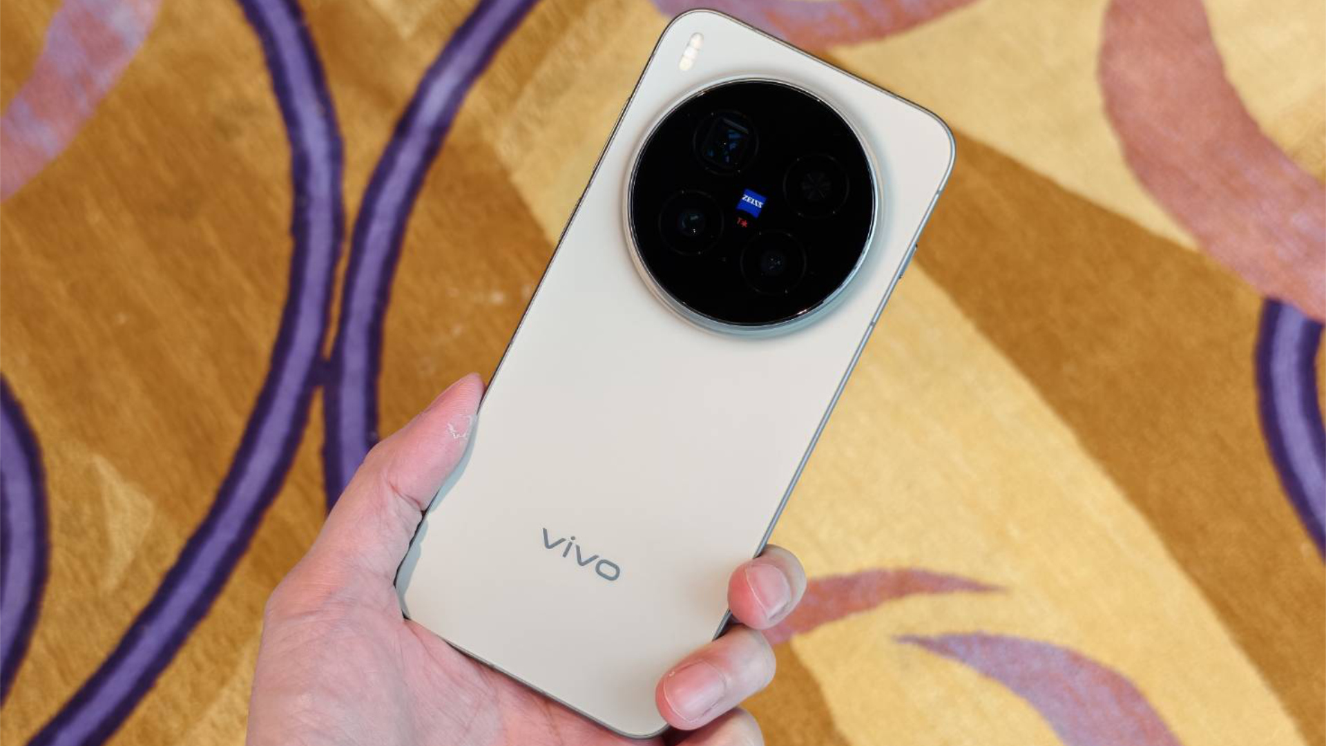 vivo X300 系列搶先開箱、重點規格一次看！雙晶片架構、蔡司 2 億長焦奠定 X300 Pro「影像雙王」地位