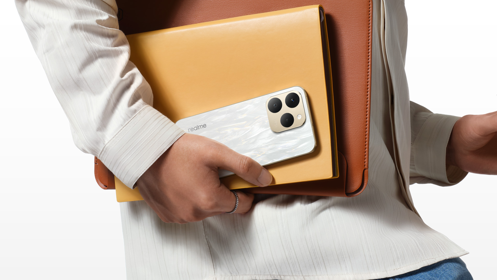 數字系列 T 版本首次登台！realme 15T 以雙 5,000 萬 AI 相機與 7,000mAh 電池挑戰入門市場