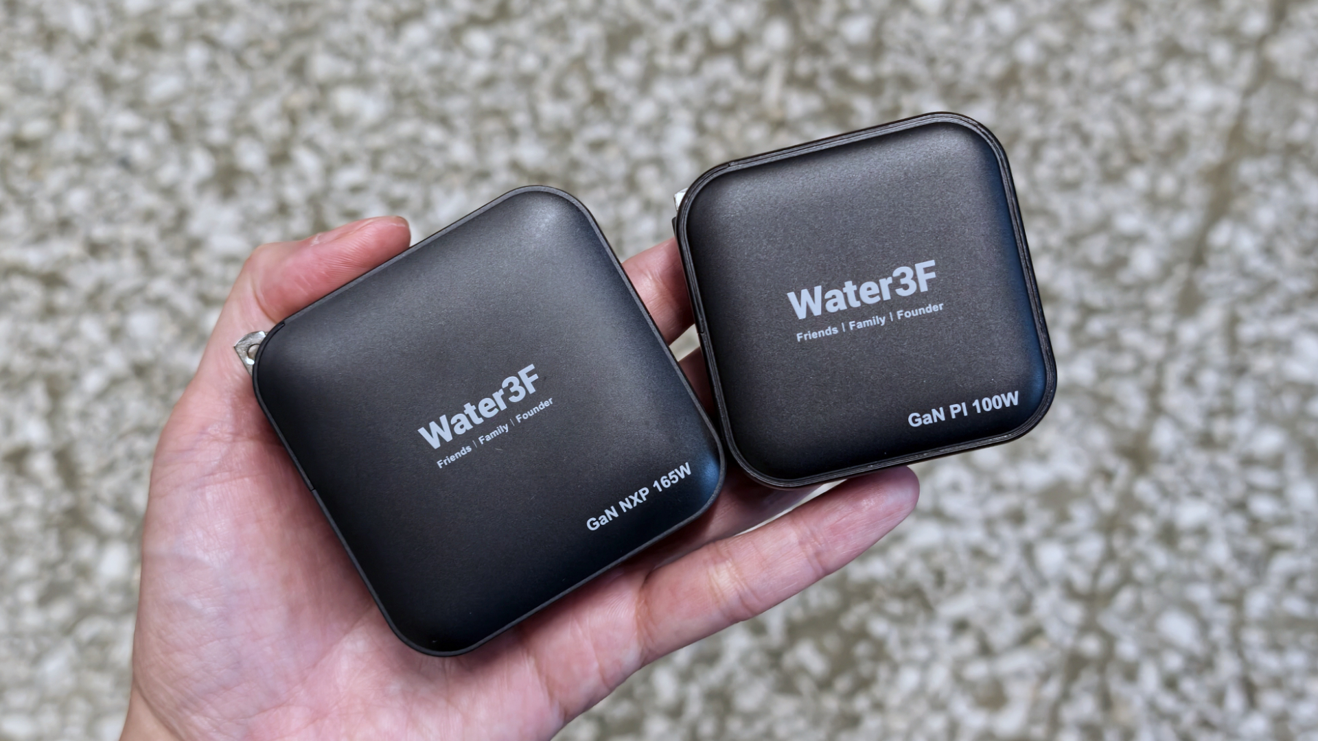 旅行工作一顆搞定！Water3F 165W / 100W 四孔氮化鎵快速充電器開箱